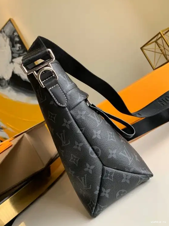 WIS LOUIS MESSENGER VUITTON BAG 0513
